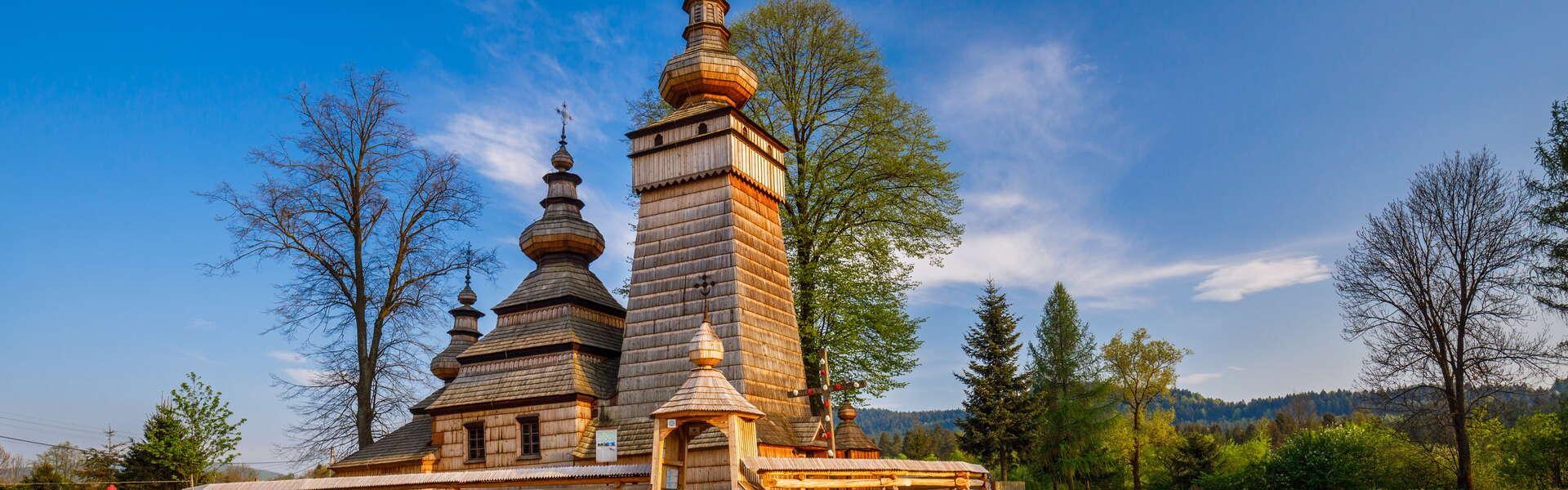 Von der Seite sichtbare Holzkirche in Kwiatoń.