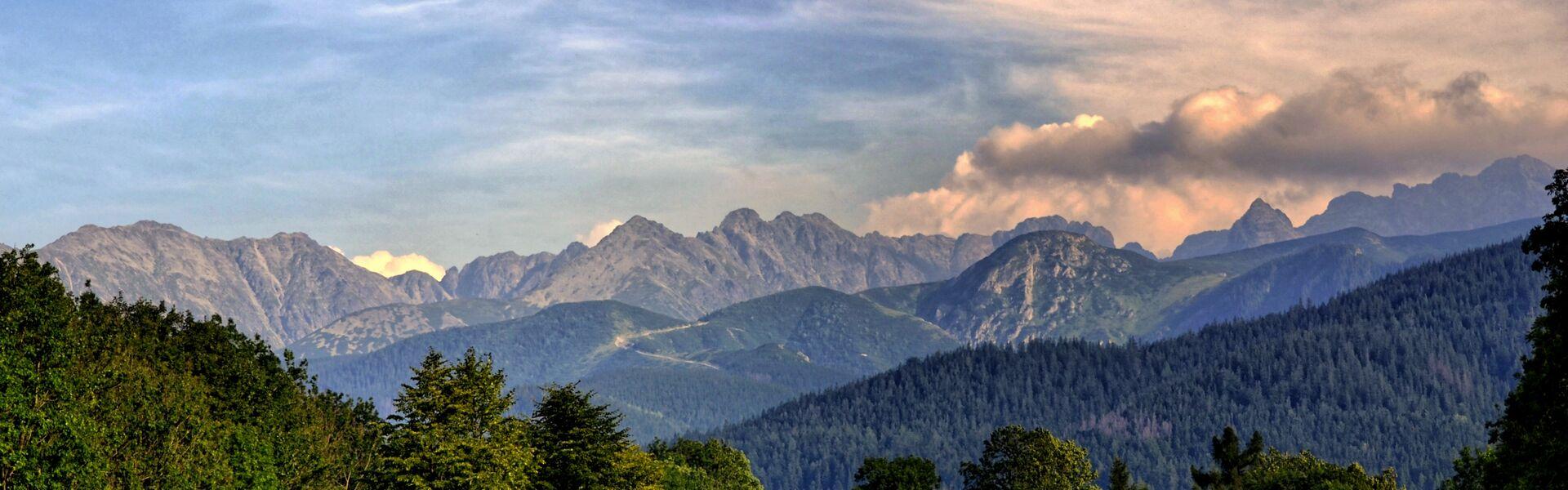 Panorama der schneebedeckten Tatra.