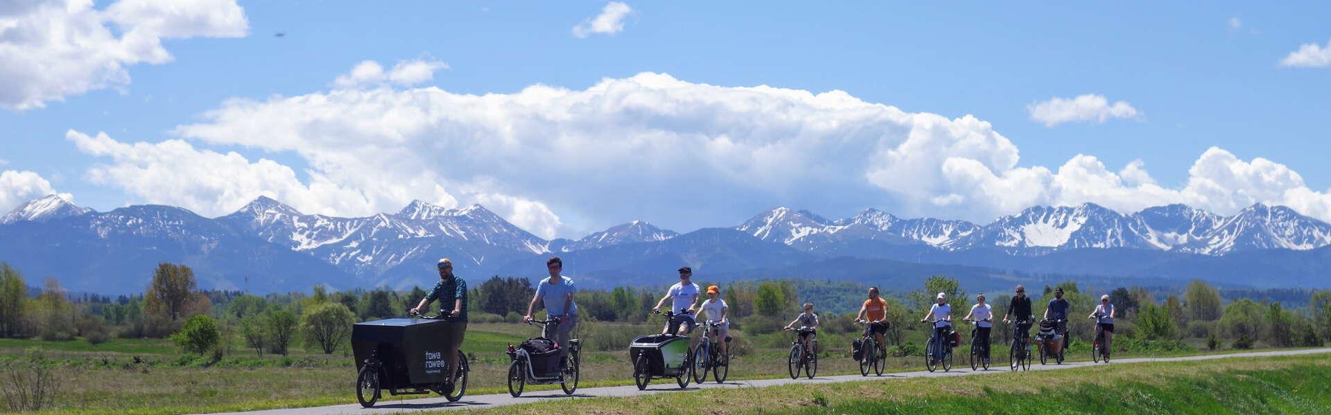 Wycieczka na rowerach cargo po Szlaku wokół Tatr, w tle Tatry.